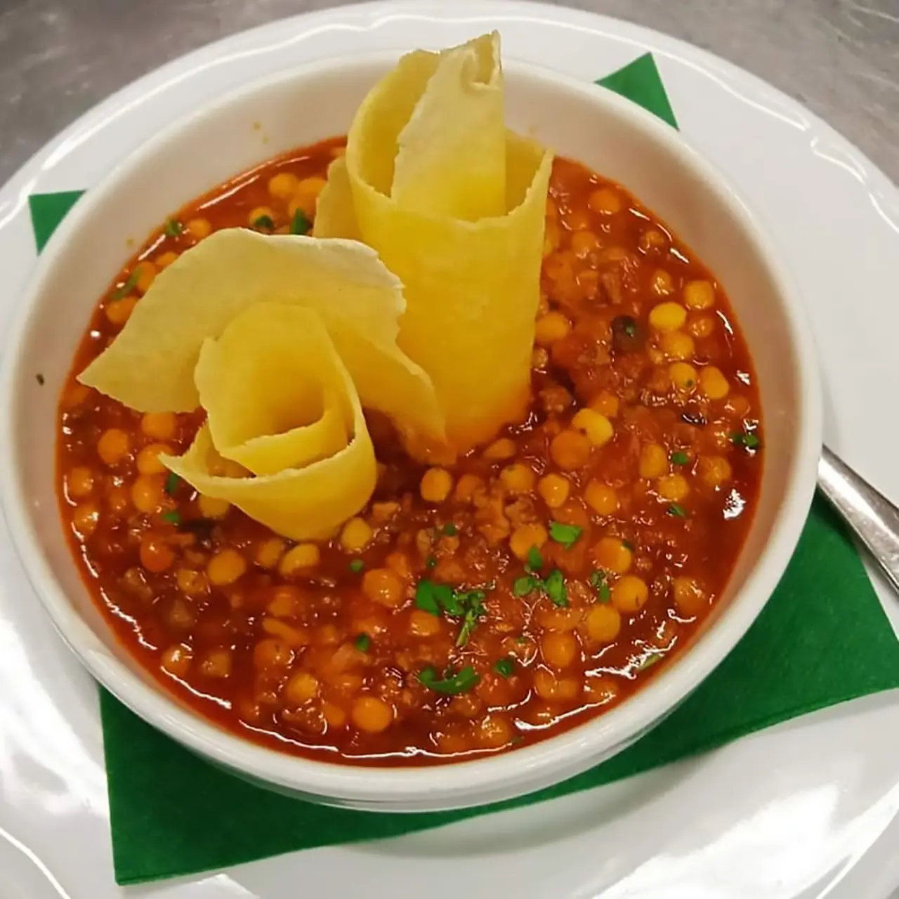 Piatto di fregola capra e pane carasau