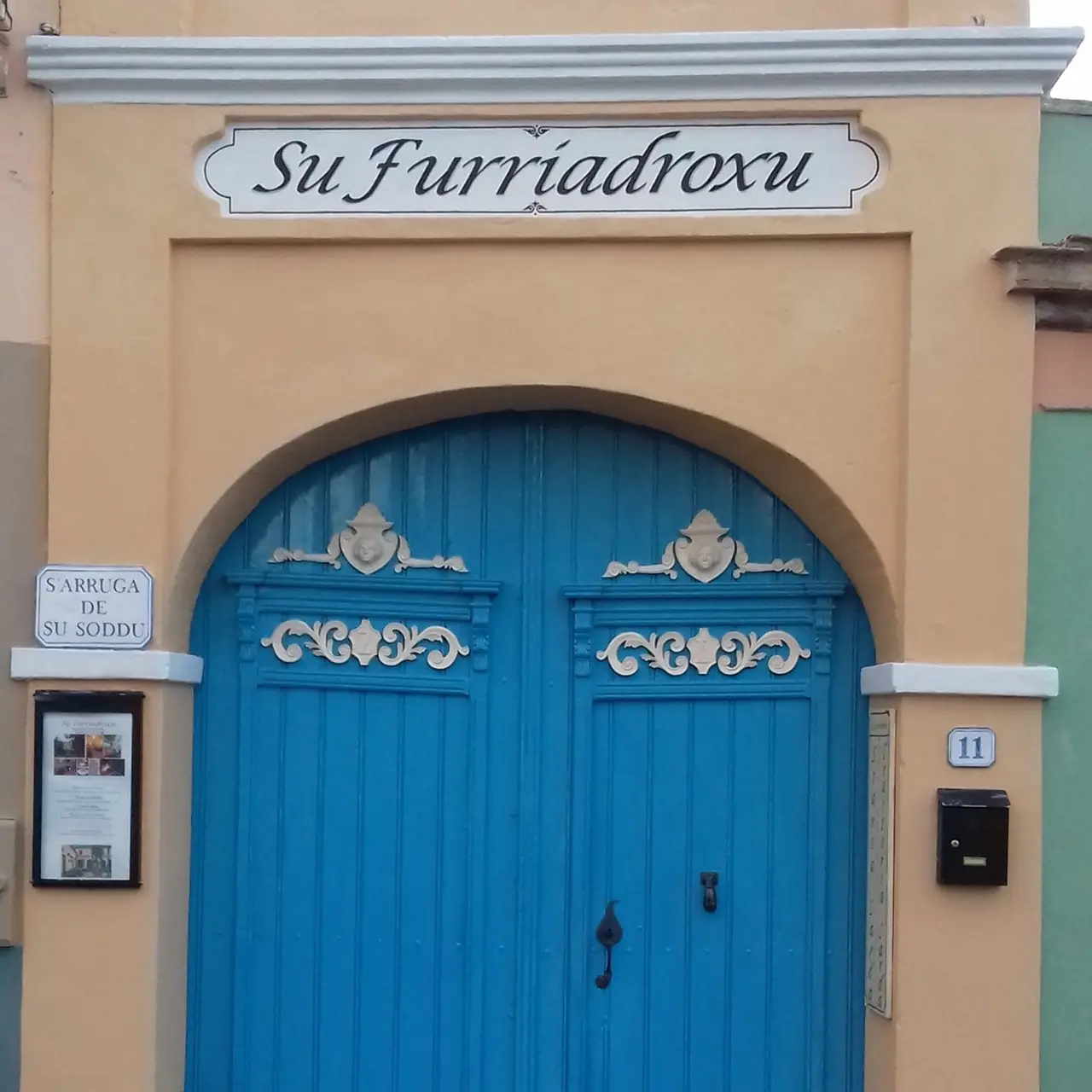 il portone celeste del ristorante su furriadroxu
