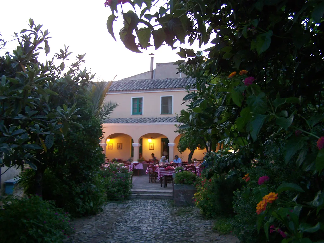 vista del vialetto con le piante e la lolla